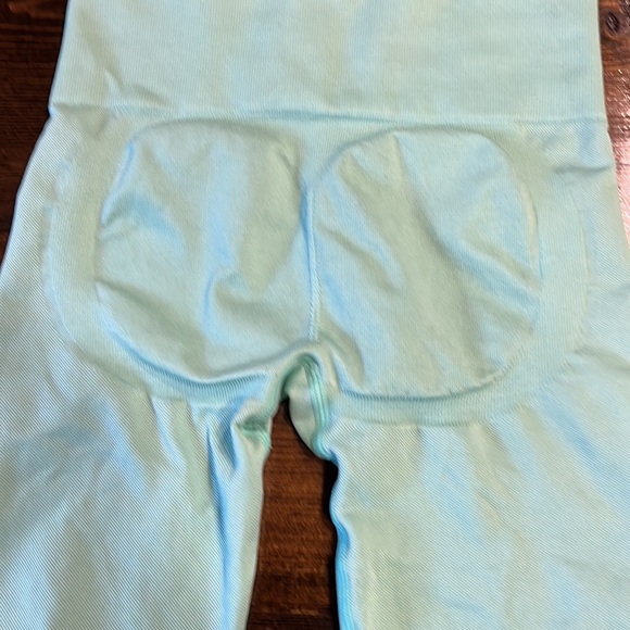 ❤️SOLD❤️Bo & Tee Sculpted Leggings in green pistachio - Picture 3 of 4